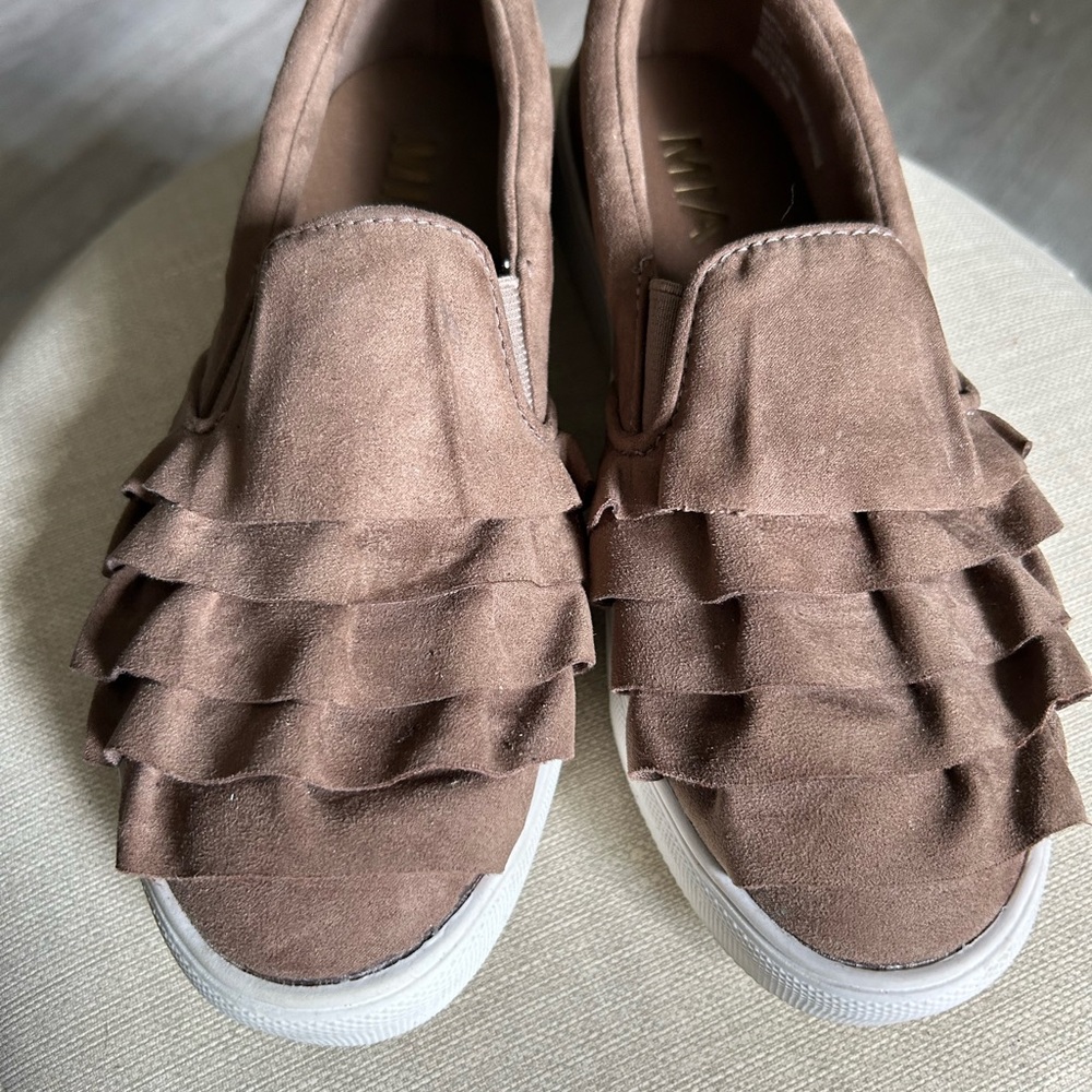 Casual ruffled slip-on sneaker